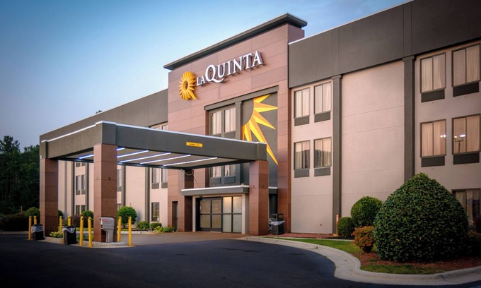 Cape Fear Hotel | La Quinta Inn & Suites by Wyndham Fayetteville I-95