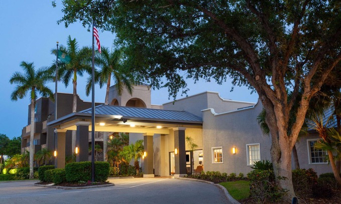 Truckland Hotel | La Quinta Inn & Suites by Wyndham Ft. Myers-Sanibel Gateway