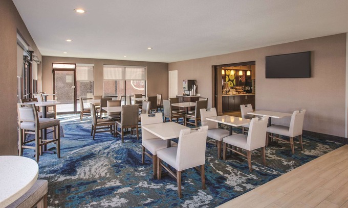 Essington Hotel | La Quinta Inn & Suites by Wyndham Philadelphia Airport