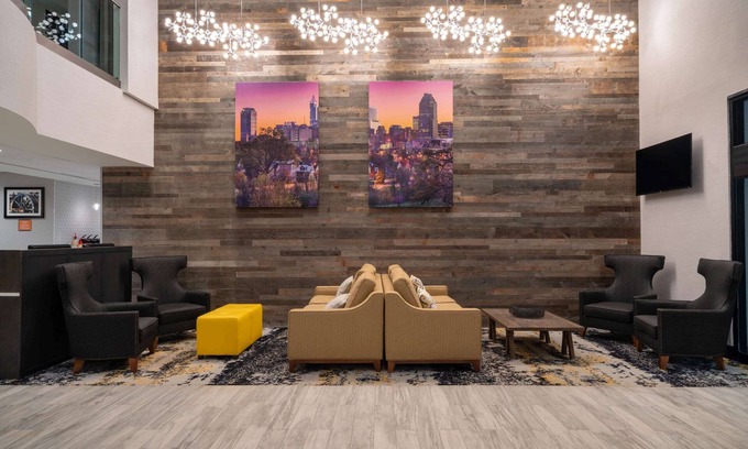 Northeast Raleigh Hotel | La Quinta Inn & Suites by Wyndham Raleigh Downtown North