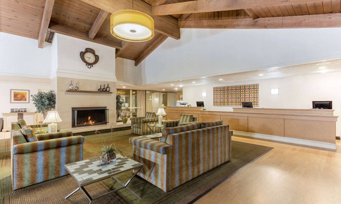 Redding Hotel | La Quinta Inn & Suites by Wyndham Redding