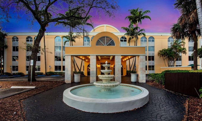 Survey Creek Hotel | La Quinta Inn & Suites by Wyndham Fort Lauderdale Tamarac