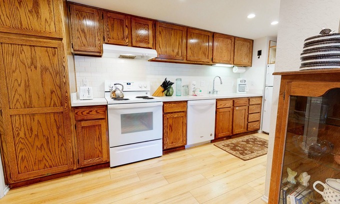 Mammoth Lakes Condo | La Residence 4 #P7 | Communal BBQ and Pool Accessible | Near Shuttle