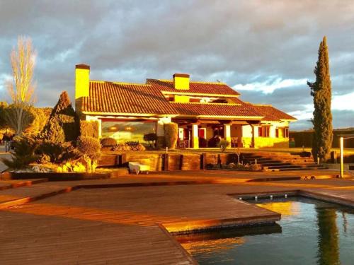 Requena Villa | La Traviesa,Villa de Lujo de 500 m. en el Campo con Piscina