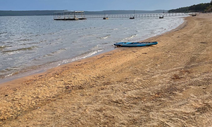 Hoyt House | Lake Eufaula, OK Lakefront house on the beach.nSleeps 8, 3 bedroom, 2 bath