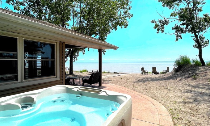 Long Point Cottage | Lake Front Lucky Seven Cottage