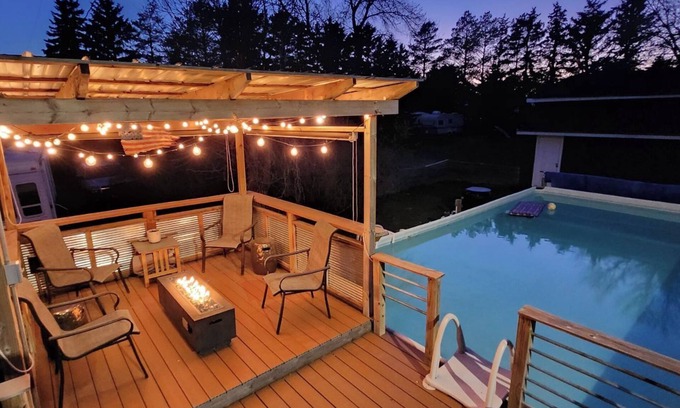 McLean County House | Lake house with Heated Pool. Minutes to Prime Fishing!