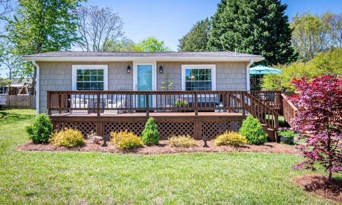 Mayhew Cottage | Lake Norman getaway steps away from Marina!