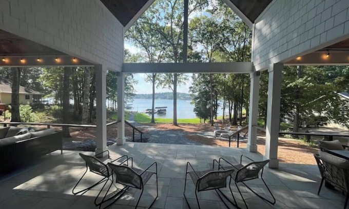 Lake Oconee House | Lake Oconee Georgia - Lakefront Retreat near University of Georgia & Augusta