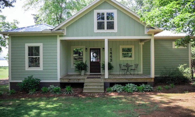Groveoak Cottage | Lake Therapy, Cottage on the Water with Wifi!