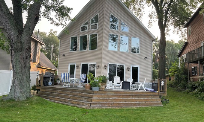 Haslett House | Lake Retreat