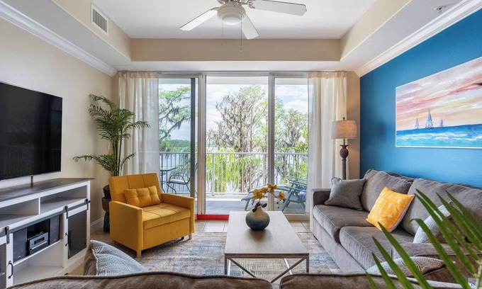 Florida Central Atlantic Coast Resort | Lake View Resort, 2 BR, 2 bath, sleeps 8, 2 MI to Disney with pool, balcony, gym