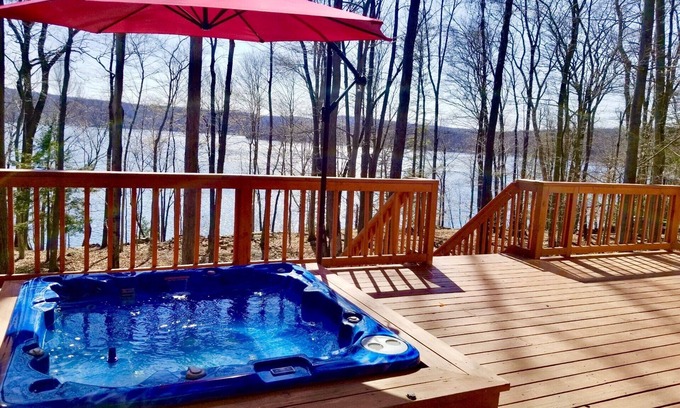 Wallenpaupauk Lake Estates House | Lake Wallenpaupack water front, hot tub, boat dock, kayaks, pontoon boat, swings