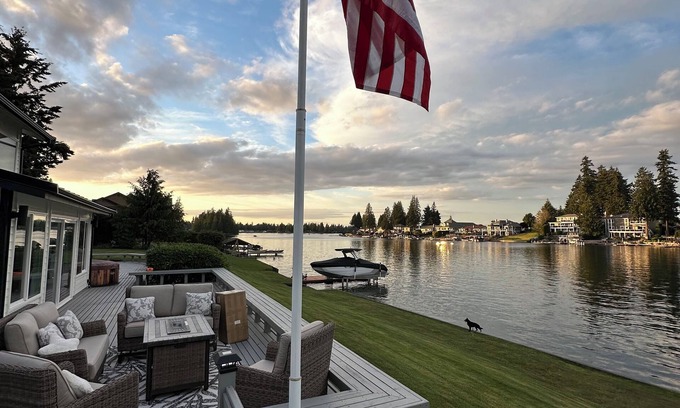 Bonney Lake House | Lakefront Bliss with Docks , BBQ, Hot Tub & all the amenities!