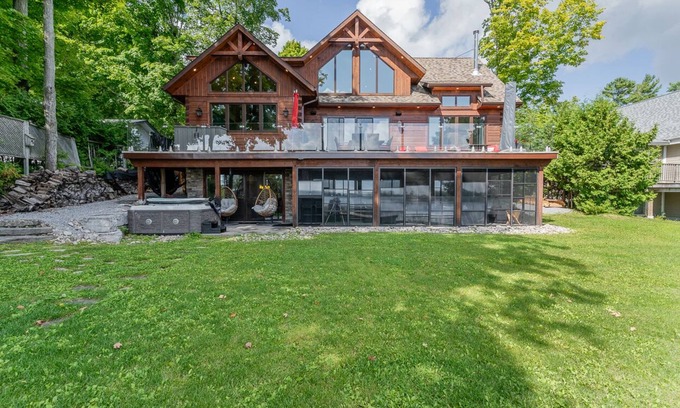 Bobcaygeon Cottage | Lakefront cottage golf area BBQ pool table
