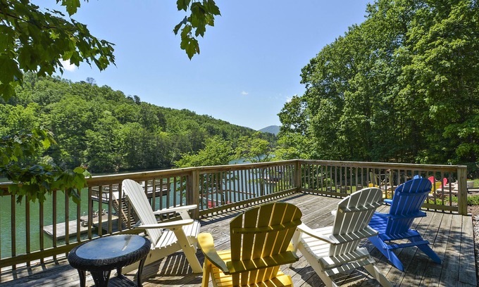 Huddleston House | Lakefront,Hot-Tub, Fire-Pit, Dogs allowed,fireplaces, Fenced yard, Pool Table,