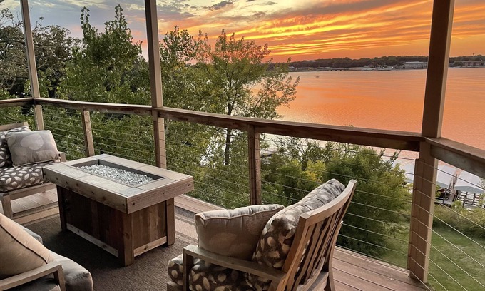 Arnolds Park Condo | Lakefront Luxury! Spacious corner condo, wrap around deck. 6 BB waterpark passes