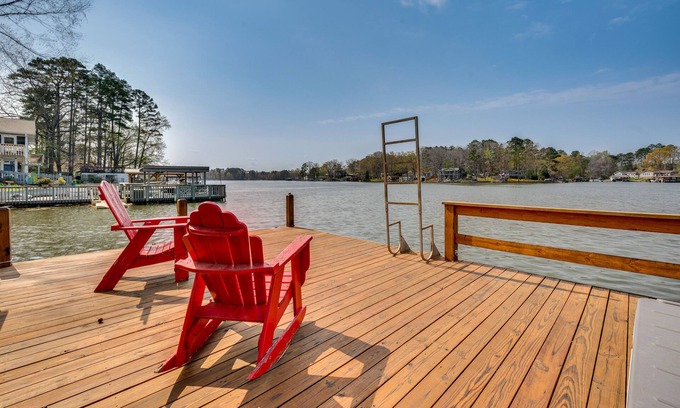 New London House | Lakefront New London Home: Dock, Fire Pit + Views!