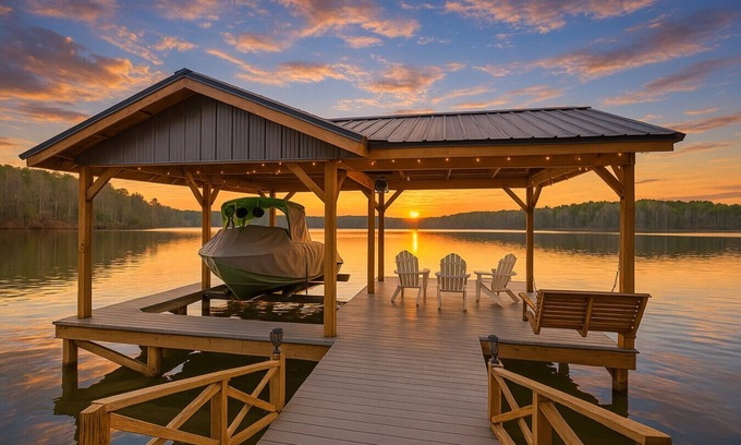 Greenwood County House | Lakefront Paradise, Dock + Kayaks & Game Room