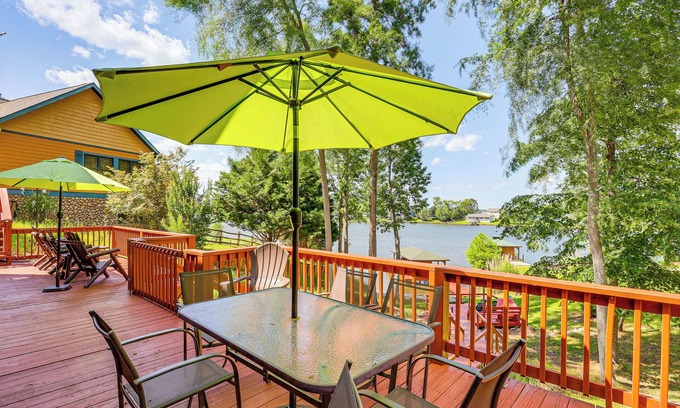 Milledgeville Cottage | Lakefront Sparta Cottage w/Decks & Boat Dock