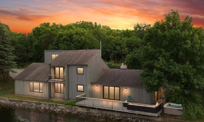 Roseville House | Lakeside Paradise: Your Serene Escape Awaits!