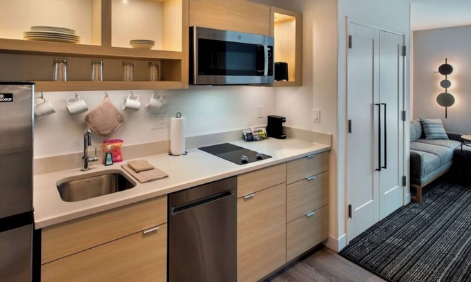 Parkrose Hotel | Lakeside Suites