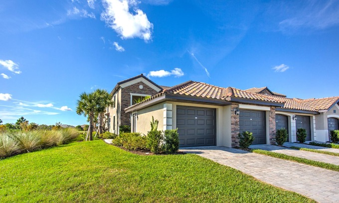 Lakewood Ranch Condo | Lakewood National beautiful 2bedroom 2 bathroom condo + den with unlimited Golf