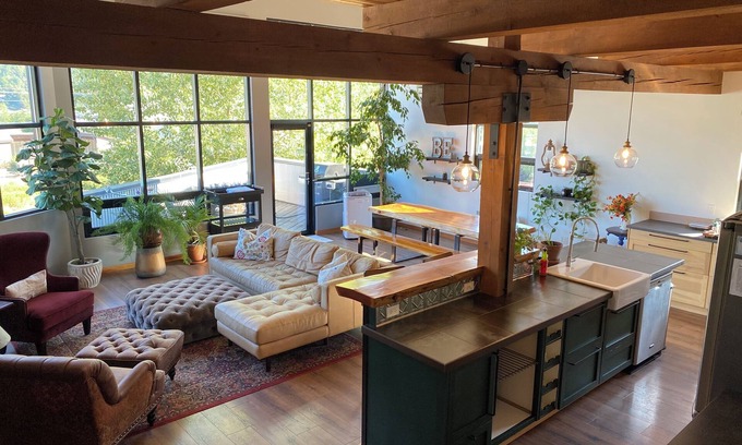 Nelson House | Lamplighter Grand Loft - contemporary open design & walk anywhere!