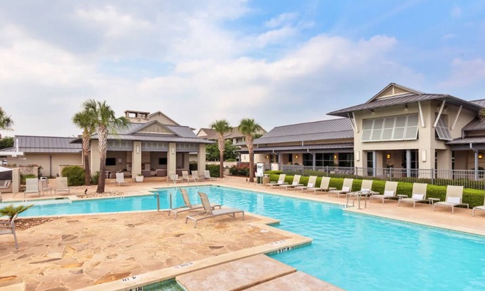 Buda Apartment | Landing | Chic 2BD, Pool, Clubhouse