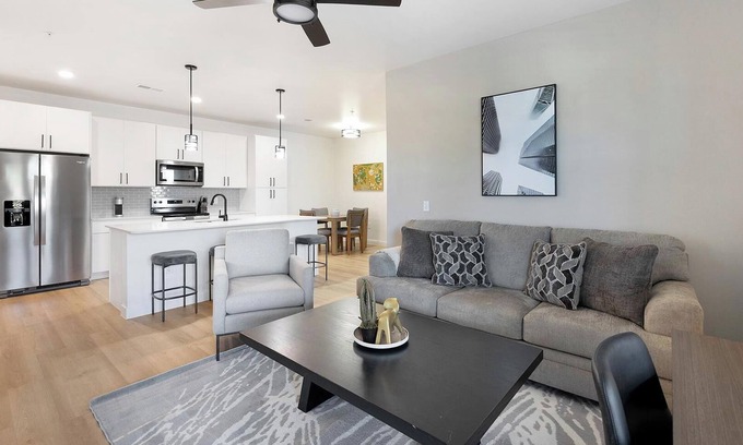 Casa Grande Apartment | Landing | Stunning 2BD, Pool, Gym