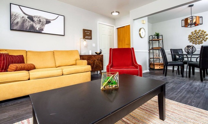 Lansing Apartment | Lansing Layover #7- Retro feel, mass appeal