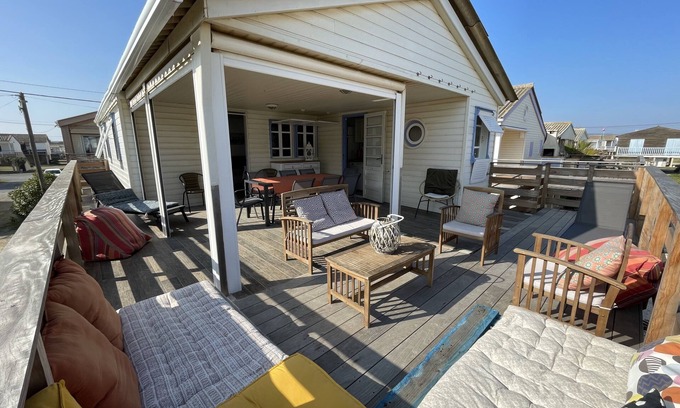 Gruissan Plage Ski Chalet | Large authentic chalet, close to the sea, sleeps 10