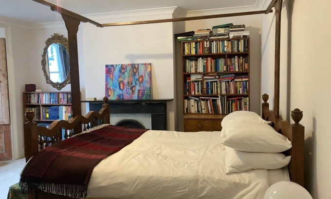 Shepherd's Bush Apartment | Large Bedroom in quiet West London