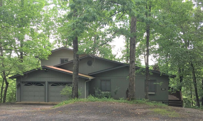 Basye Cabin | Large Family Cabin in the Shenandoah Valley - Book Today - Dog Friendly!