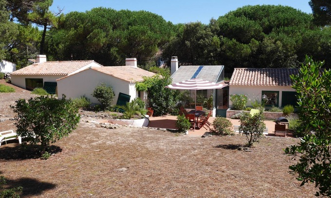 L'Epine House | Large holiday home with direct access to the sea