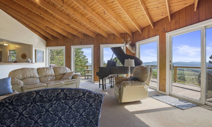 Tunkhannock Cabin | Large Mountain Retreat Spectacular Views King Suite Spa!