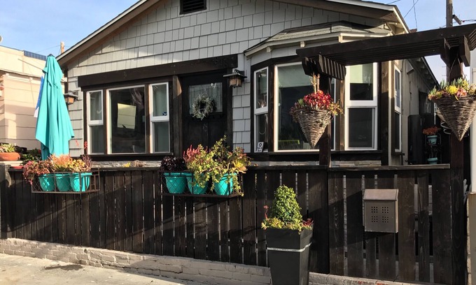 Mission Beach Cottage | Last minute discounts!Pet friendly with AC steps to beach-SUV parking