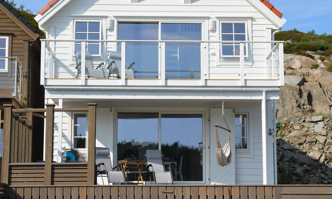 Bomlo House | LAST MINUTE! Holiday home w. table football & sauna, for families & water sports