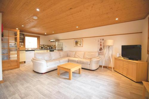 Liverton House | Lazy Bear Lodge with Hot Tub - Finlake Resort and Spa in Devon