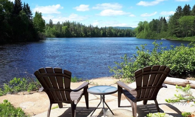 Shannon Ski Chalet | Le Grand Heron - Waterfront Cabin with Spa