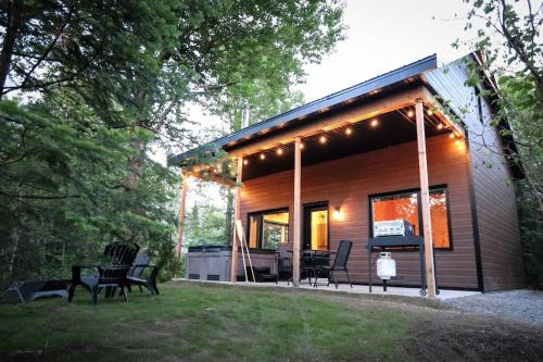 Shannon House | Le Pic-Bois - Waterfront Chalet with Spa