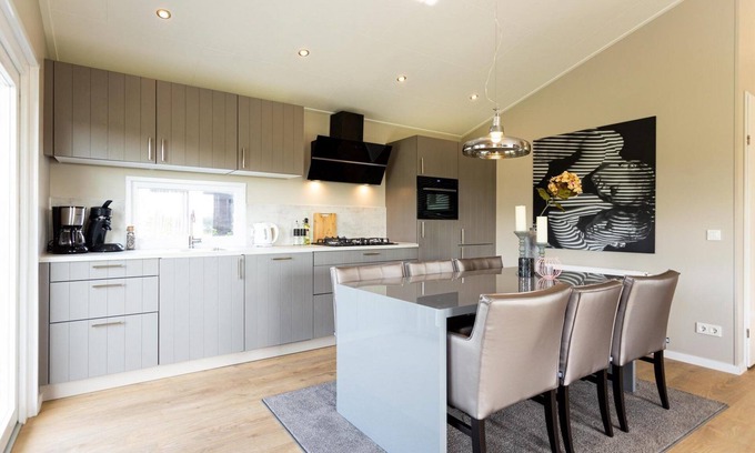 Nieuwerkerk aan den IJssel Ski Chalet | ✓ Leijhoeve at Parc de IJsselhoeve ✓ Holiday home for 4 persons ✓ Located in Nieuwerkerk aan den IJssel (Zuid-Holland) ✓ Holiday park next to the IJssel ✓ Book directly through the park