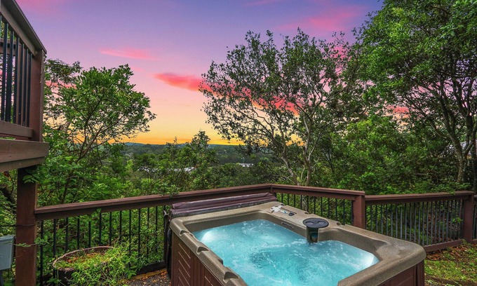 Gruene House | Less than 1 mile from Gruene Hall! Sleeps up to 8! Private Hot Tub!