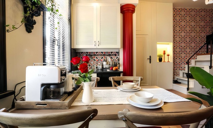 Downtown Shanghai House | Lian's Cozy Cottage next to ShaanXi S. Rd Subway STA nestled in Mid. Huaihai Rd.