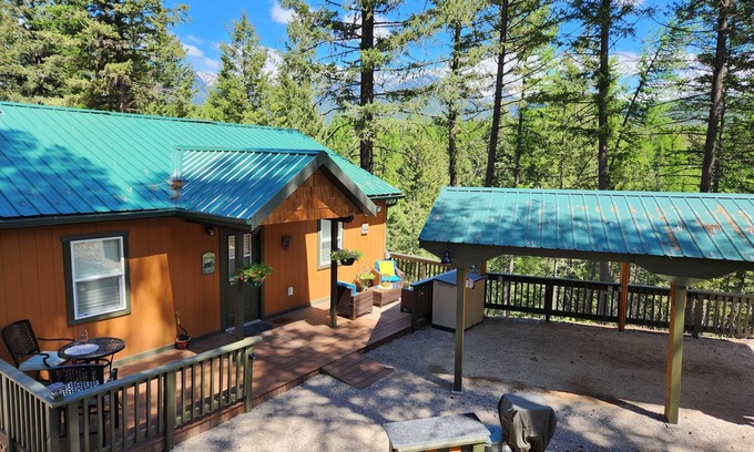 Kalispell Cabin | Life`s A Bear Retreat! COUPLES HOT TUB! n& KING SIZE BED!