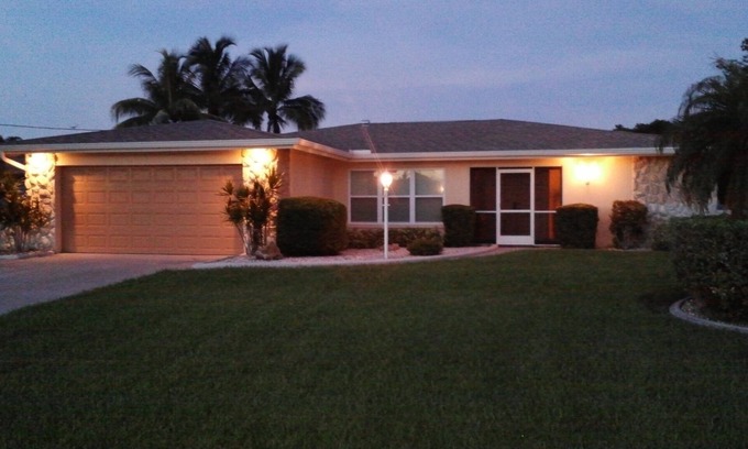 Pelican House | Lifetime Memories *Free WiFi *Private Pool *Grill *Beach & Fishing Supplies *AC