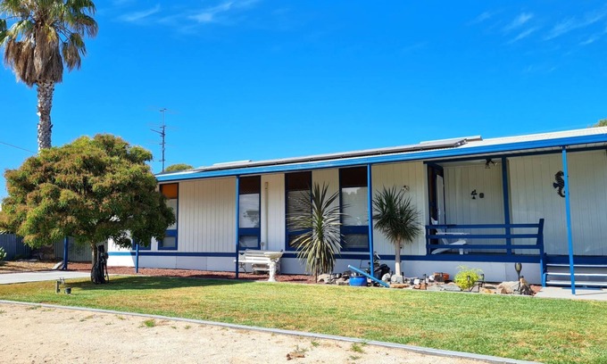 Port Hughes Hotel | Lil Blue Beach House, Port Hughes