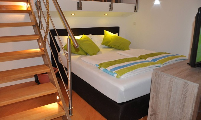 Hallstadt Apartment | Live and sleep right on the Main at the gates of Bamberg World Heritage