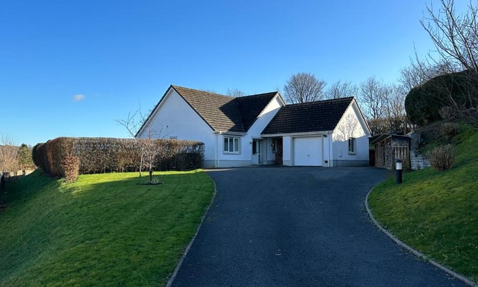 Llansteffan House | Llais Y Mor- Spacious 4 bedroom home with coastal views and nearby beach