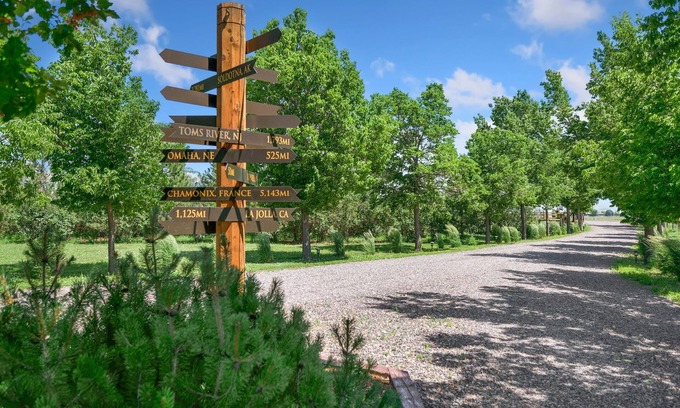 Loveland Apartment | Llama-stay at Spooky Tooth Ranch – Mtn Views!